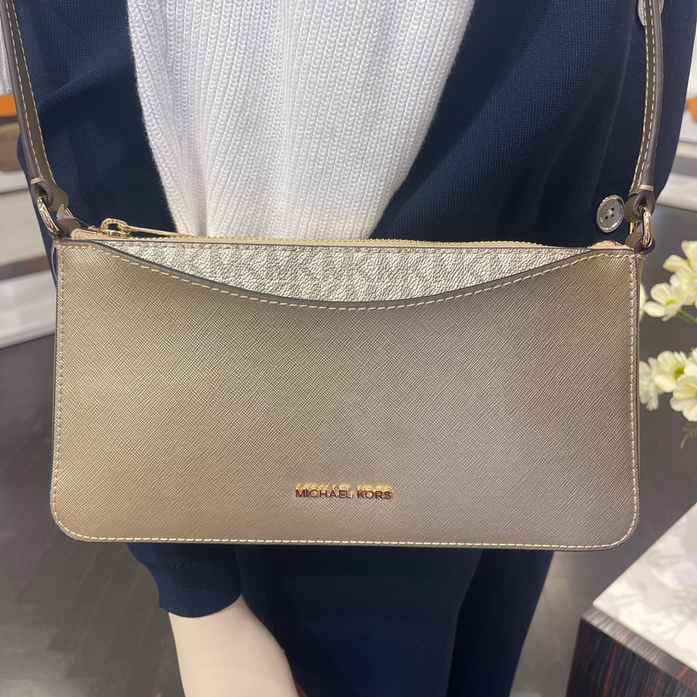 MICHAEL KORS Arden Medium Metallic Crossbody Bag
Pale Gold
NWT - Picture 16 of 16